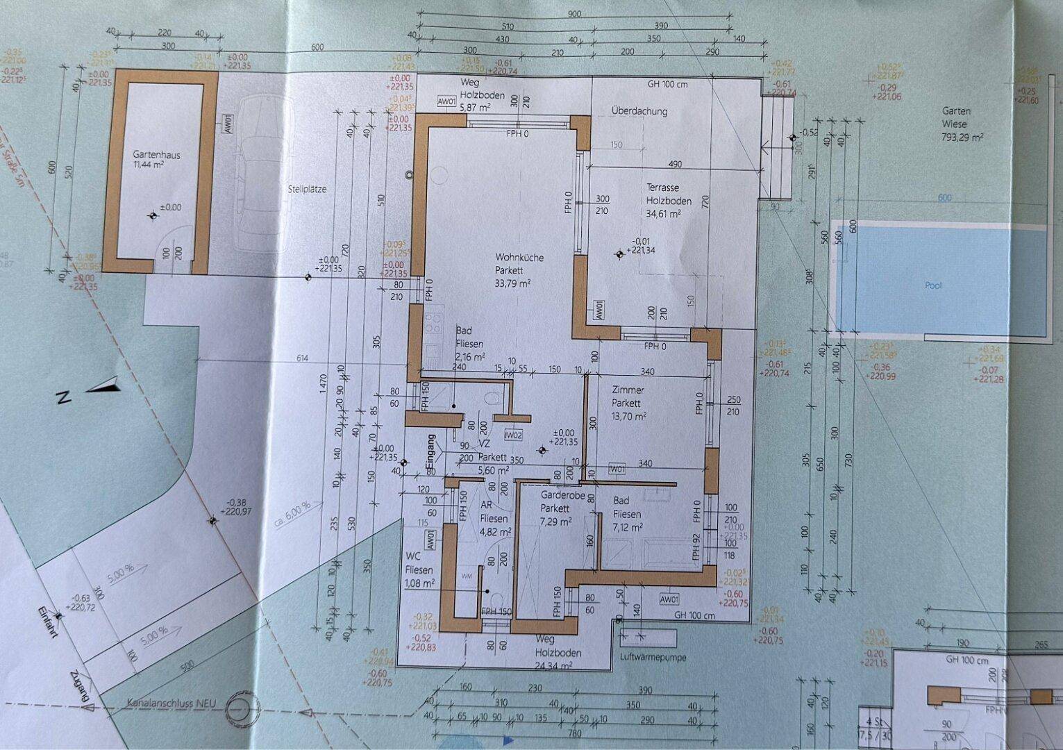 Detaillierter Grundriss mit Maßen, Raumaufteilung und Außenbereich inklusive Pool.