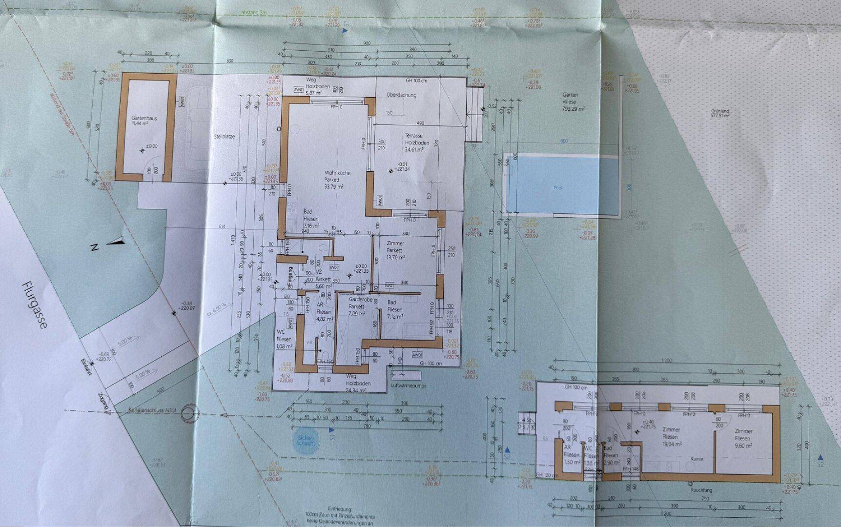 Umfassender Grundriss mit detaillierten Raummaßen, Außenanlagen und einem Gartenhaus.