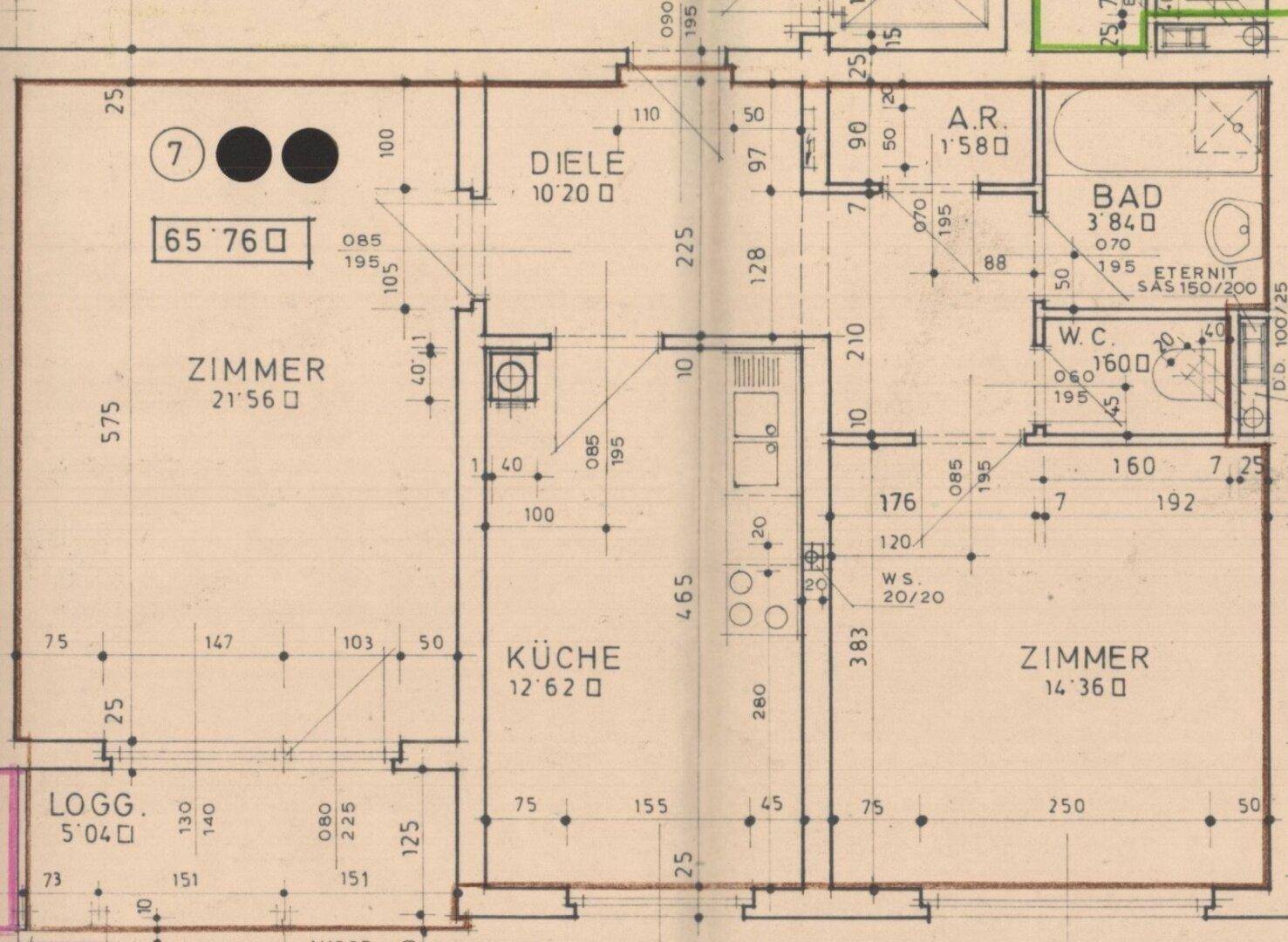 Grundrissplan einer Wohnung mit drei Zimmern, separater Küche, Bad, WC und Loggia.