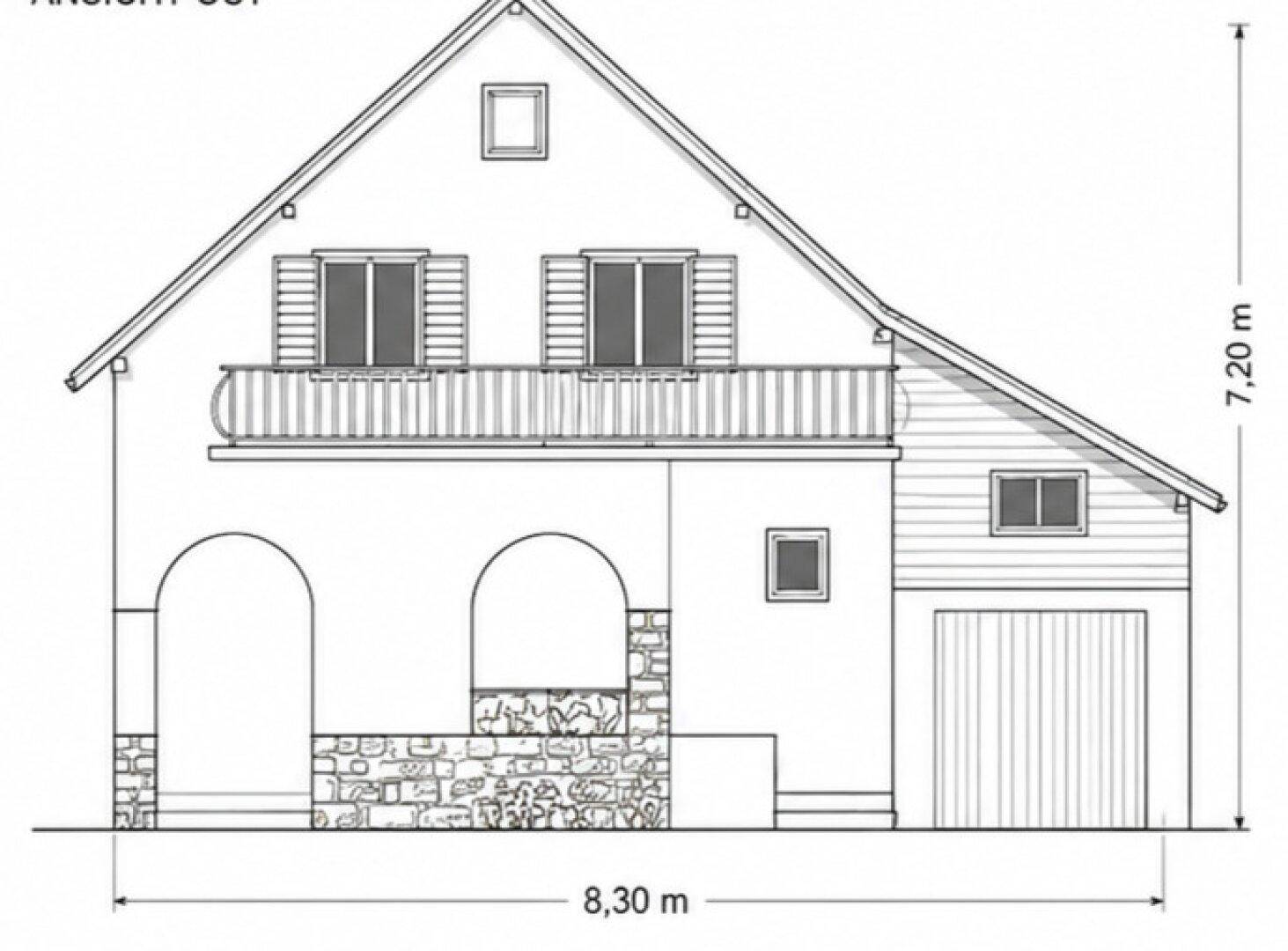 Südansicht des Hauses mit Balkon, dekorativen Bögen und integrierter Garage im Erdgeschoss.