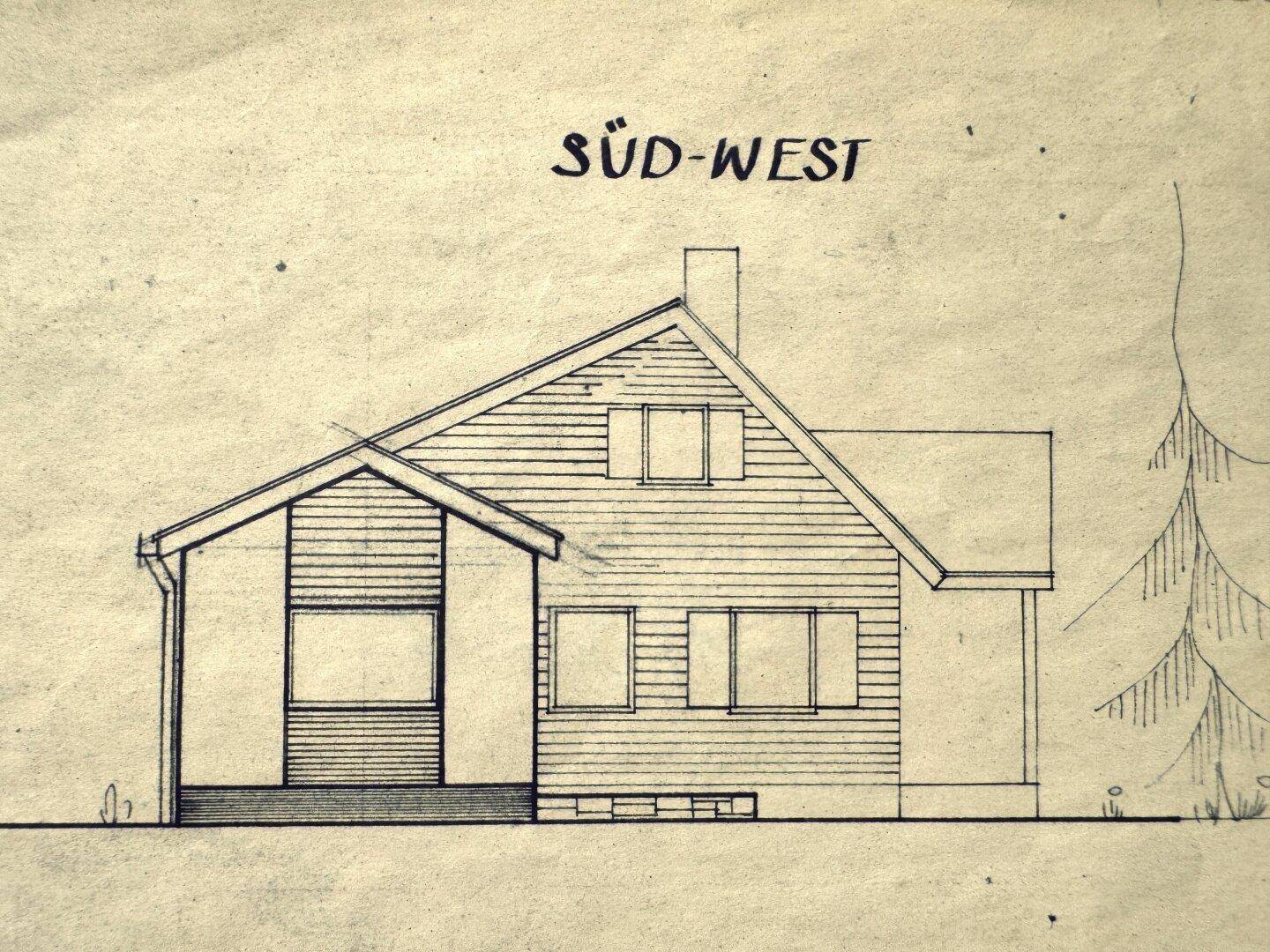 Skizze der Süd-West-Ansicht eines Hauses mit Giebeldach und mehreren Fenstern.