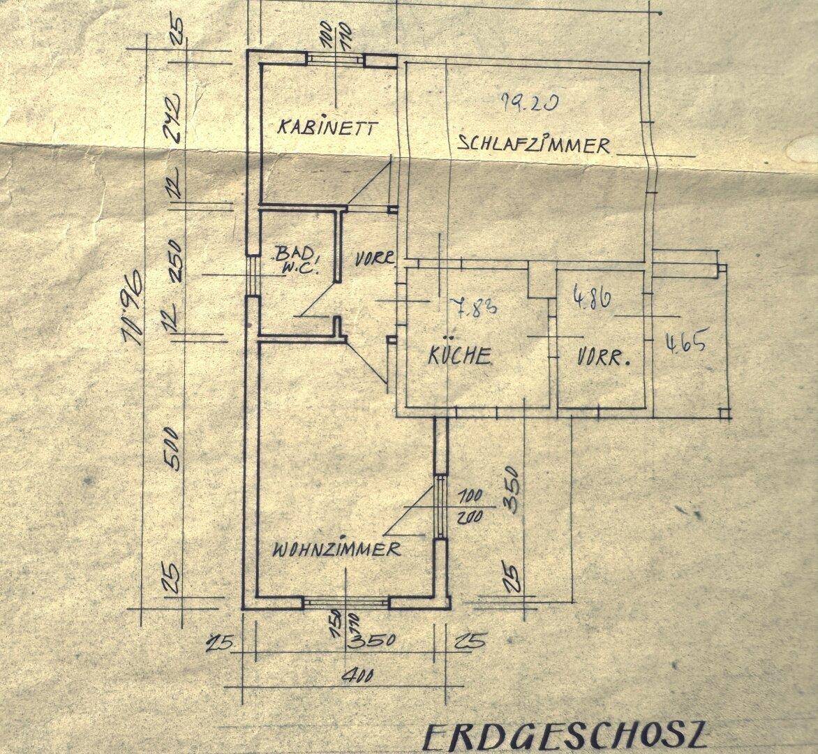 Grundriss des Erdgeschosses mit Wohnzimmer, Küche, Schlafzimmer und Badezimmer.