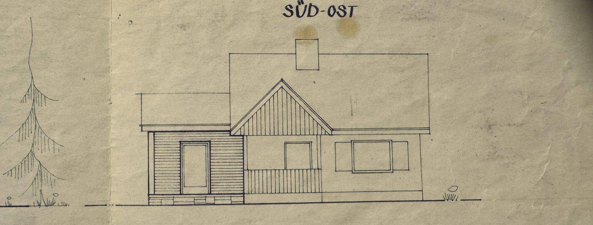Skizze der Süd-Ost-Ansicht eines Hauses mit Balkon und Giebeldach.