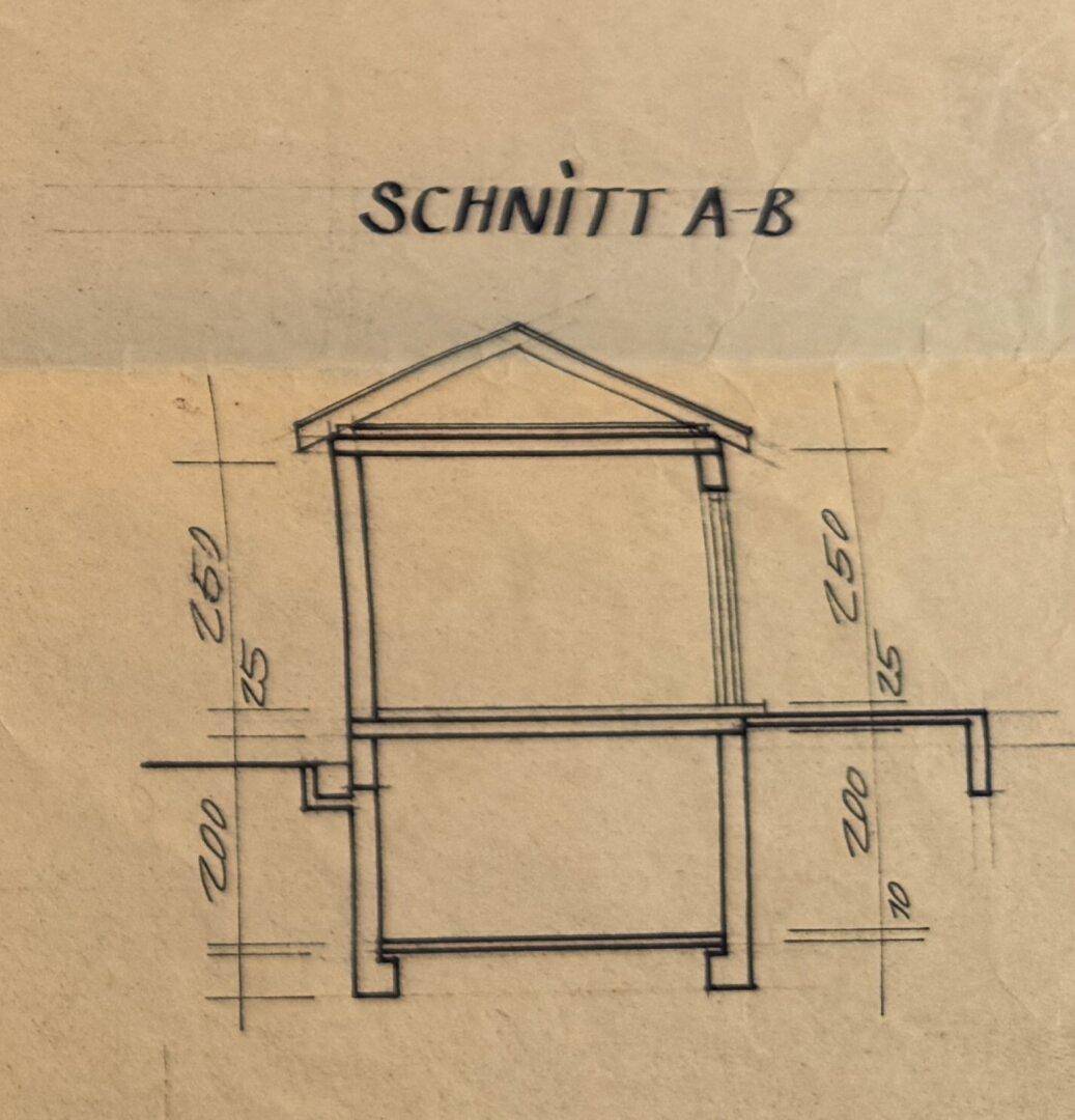 Schnittzeichnung A-B des Gebäudes mit Höhenangaben und Dachkonstruktion.