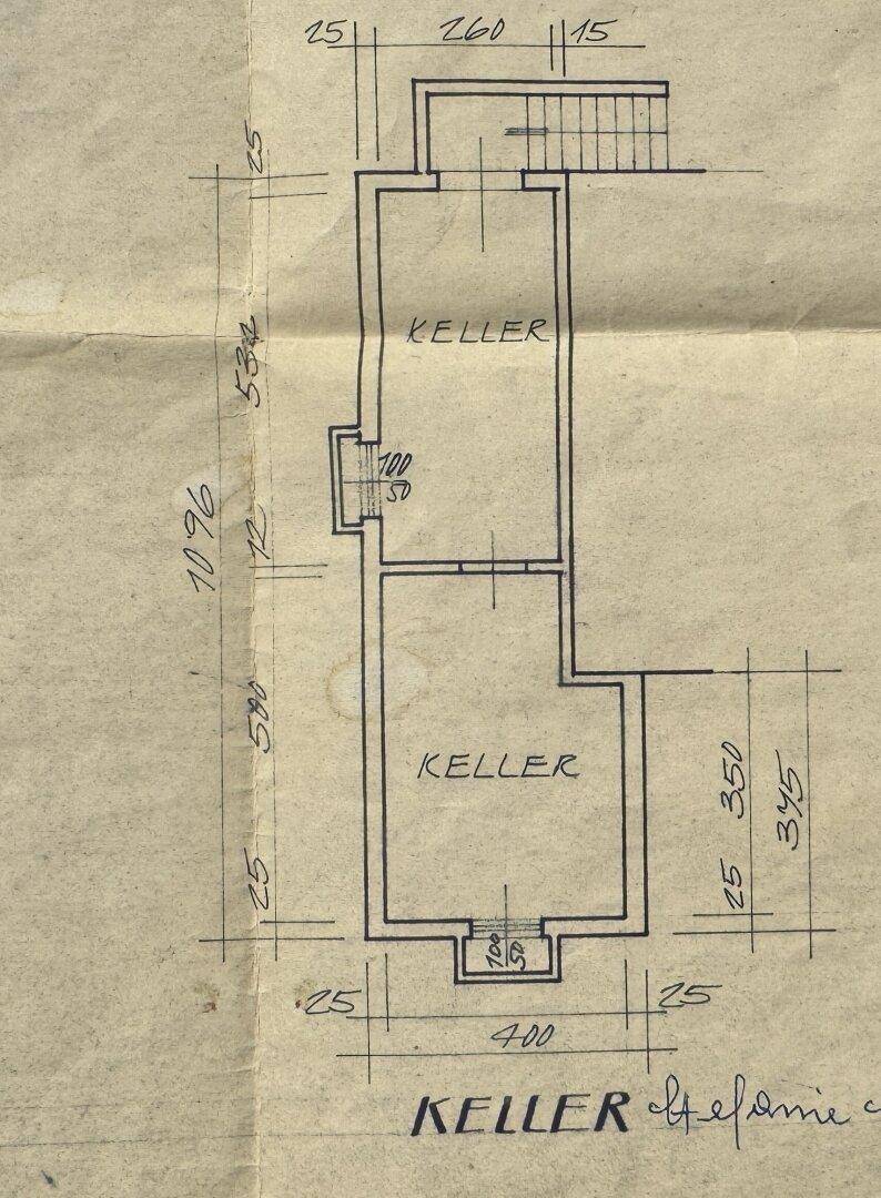 Grundriss des Kellers mit zwei Kellerräumen und Treppenzugang.