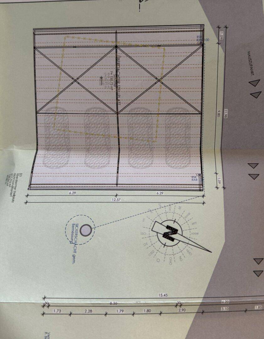 Lageplan mit eingezeichneten Parkplätzen, Carport und Himmelsrichtung für das Grundstück.