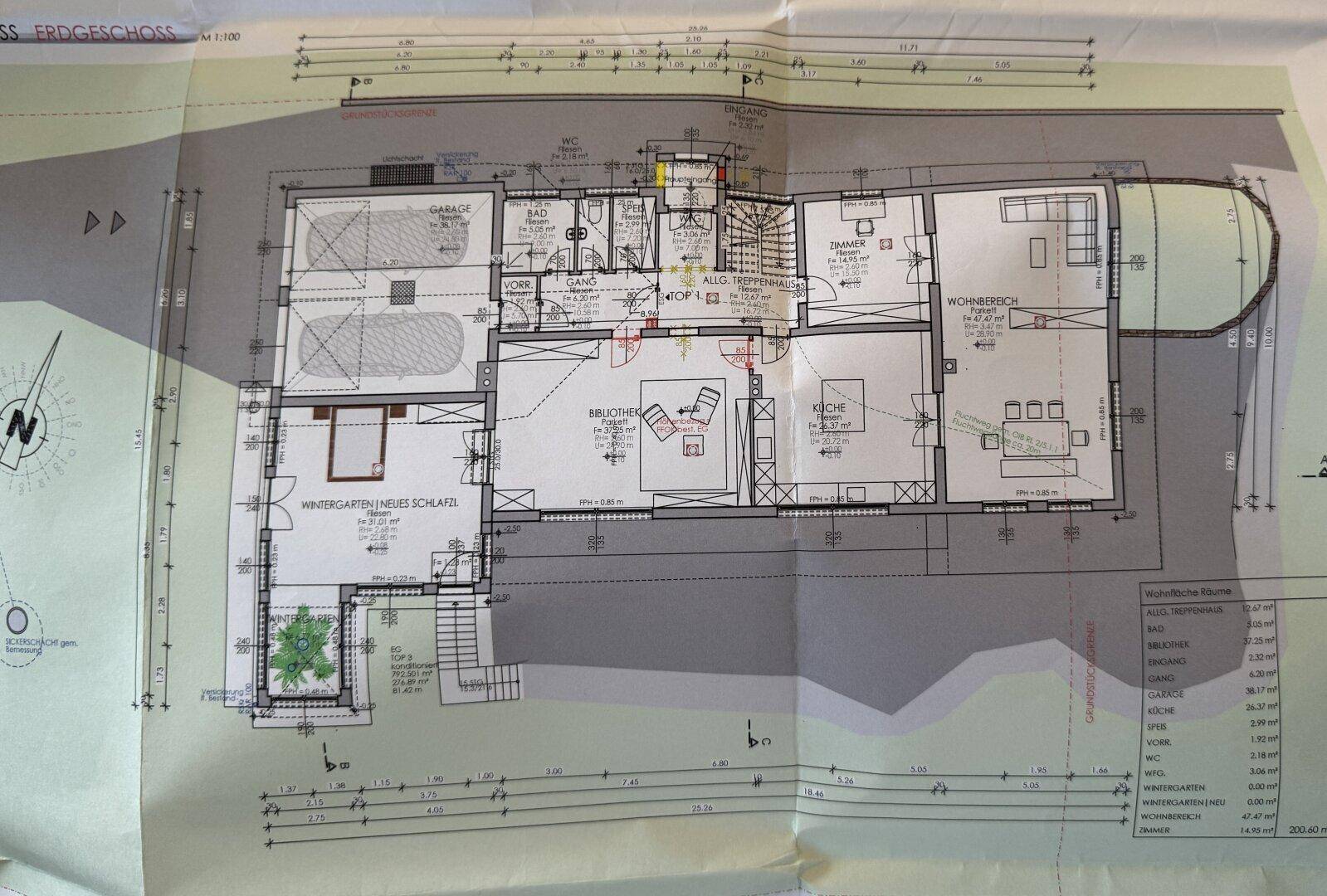 Grundriss des Erdgeschosses mit offenem Wohnbereich, Küche, Garage und einem Wintergarten.