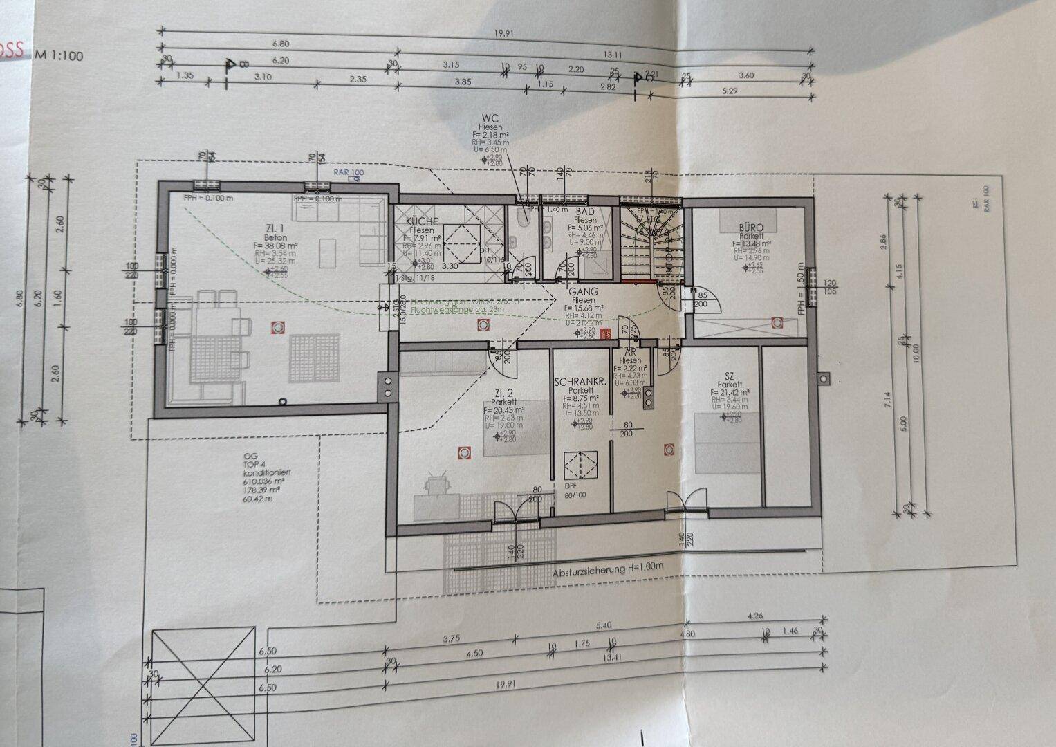 Grundriss des Dachgeschosses mit Schlafzimmern, Bad, Küche und offenem Wohnbereich sowie Balkonzugang.