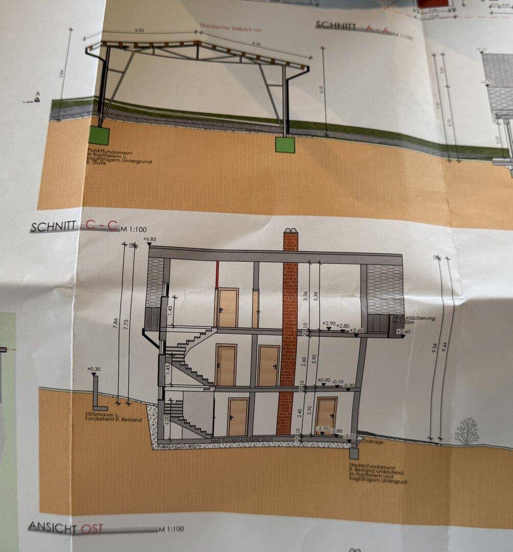 Schnittzeichnung und Ostansicht des Gebäudes mit Treppenhaus und verschiedenen Ebenen.