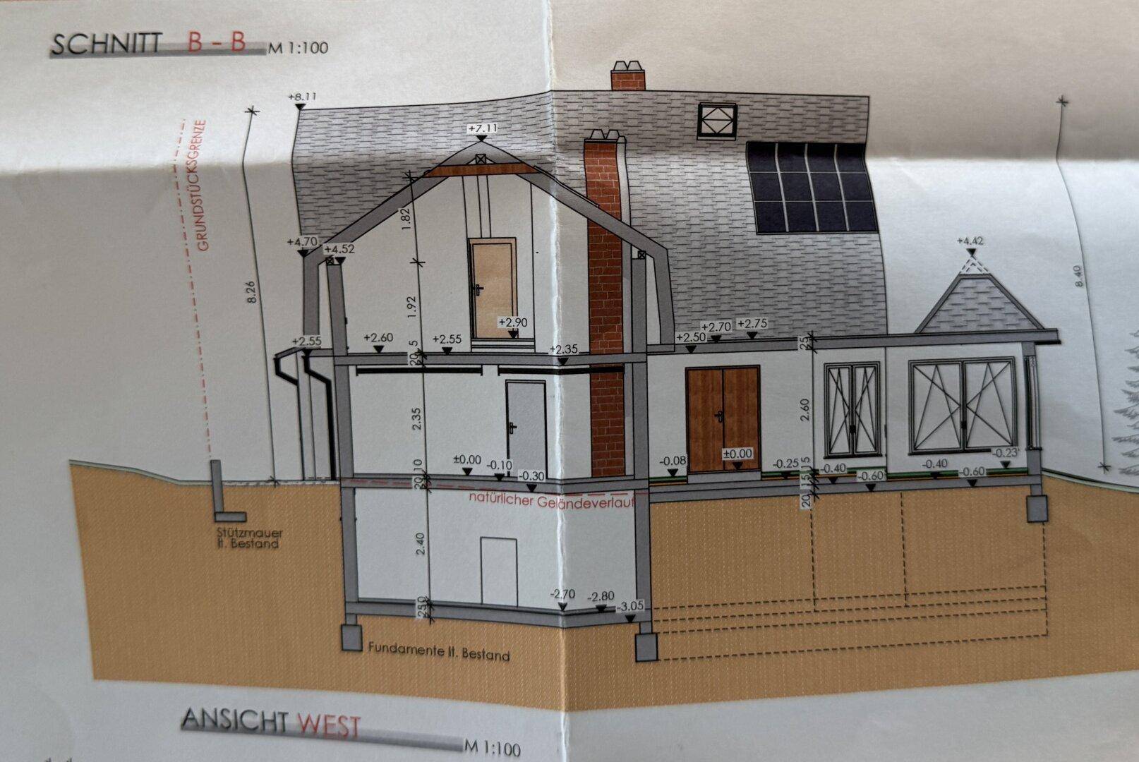 Schnittzeichnung und Westansicht des Gebäudes mit Dachschrägen, Solaranlage und Kellergeschoss.