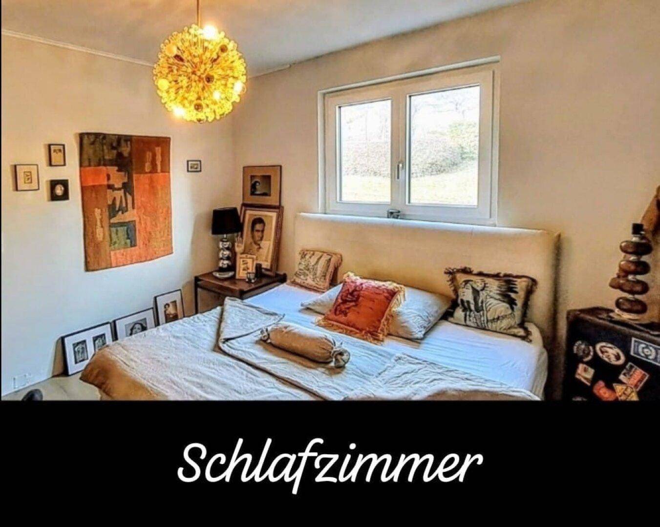 Gemütliches Schlafzimmer mit Doppelbett, Fenster und dekorativen Elementen.