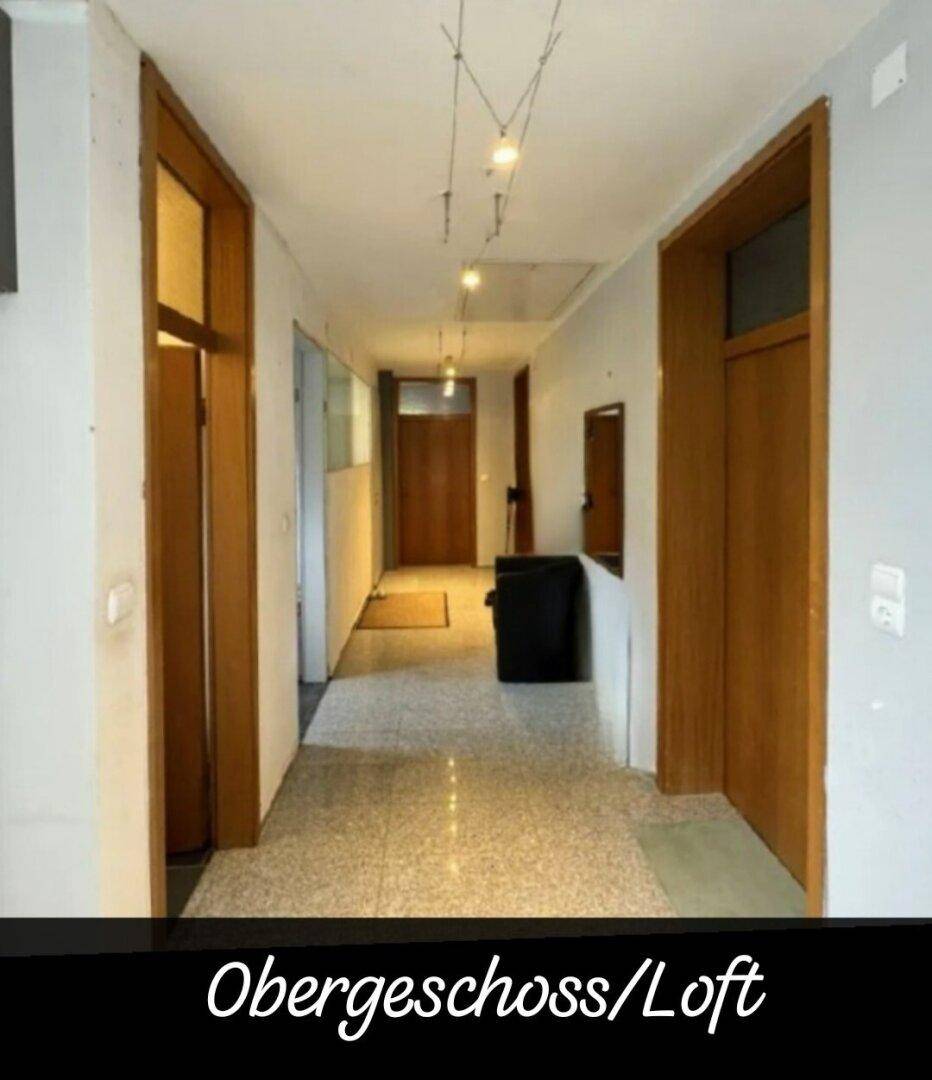 Langer Flur mit Terrazzoboden und Holztüren, beschriftet als Obergeschoss/Loft.