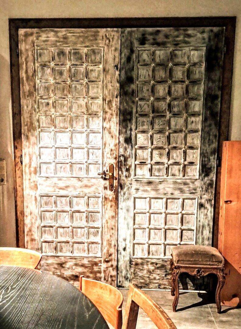 Dekorative Holztüren mit Glaseinsätzen, die einen rustikalen Charme verleihen.