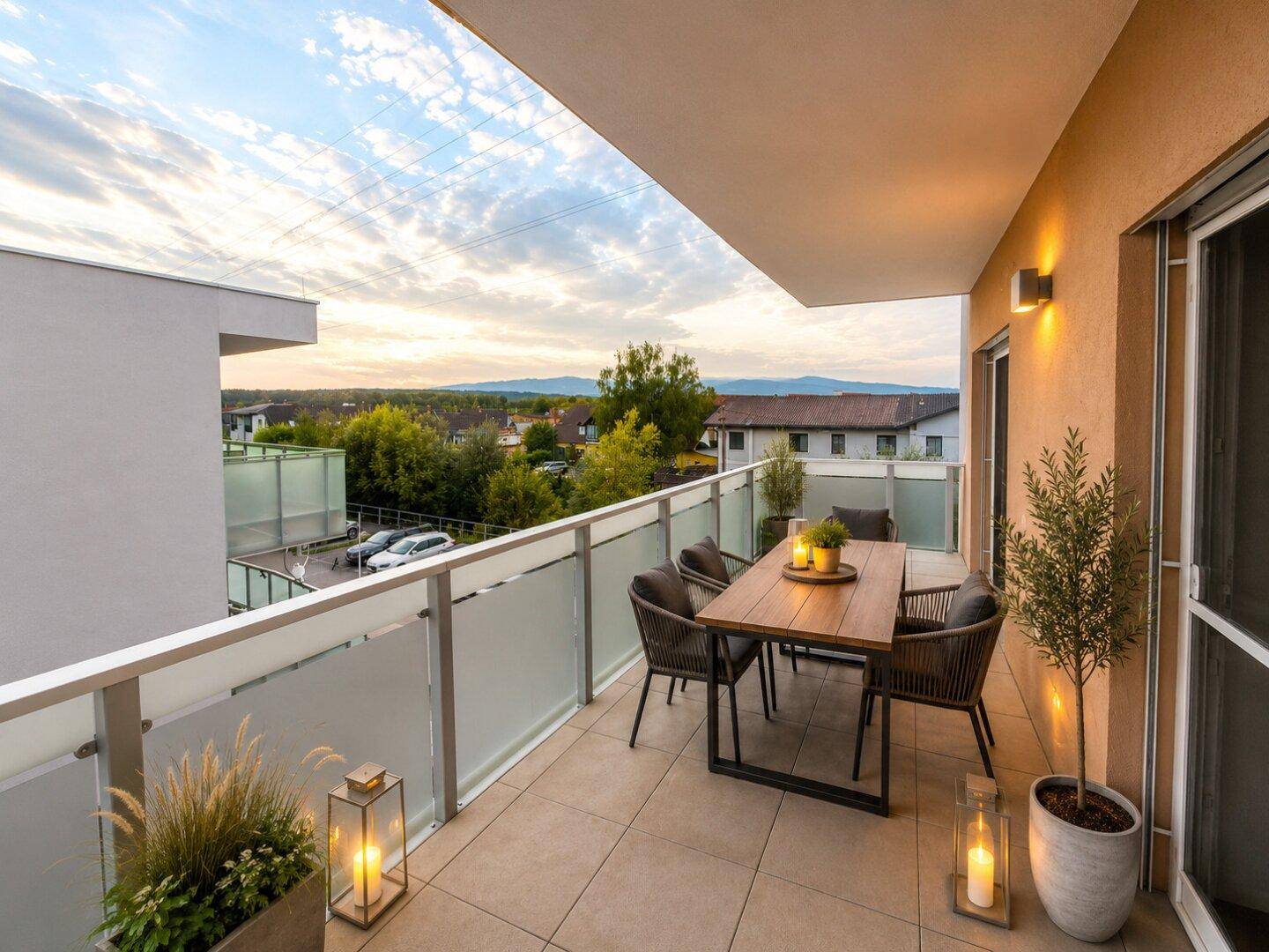 Geräumiger Balkon mit Sitzgelegenheiten und weitem Blick auf die Landschaft und Berge.