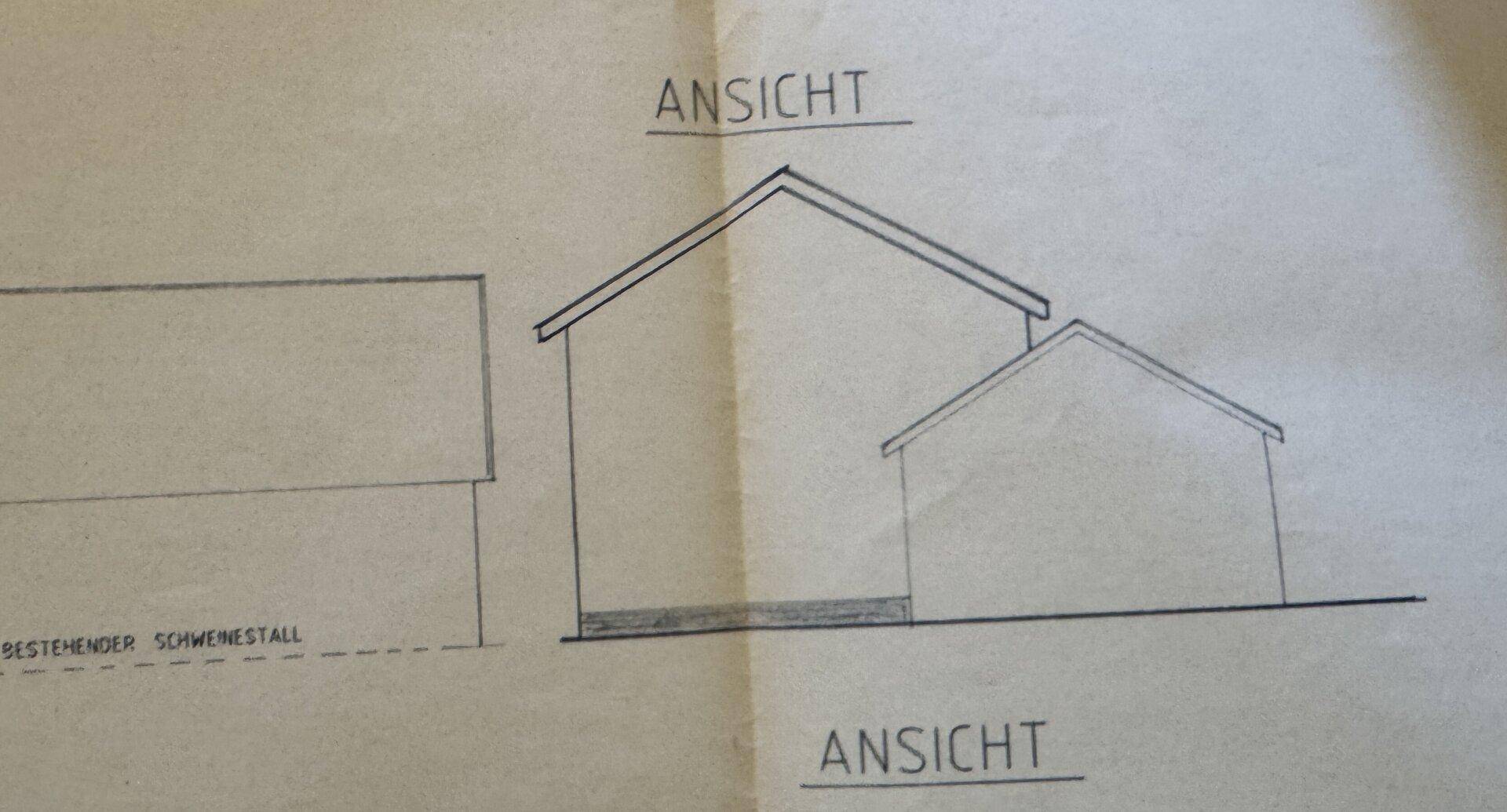 Seitenansicht eines Gebäudes mit zwei Giebeln und einfacher Dachkonstruktion, skizzenhaft dargestellt.
