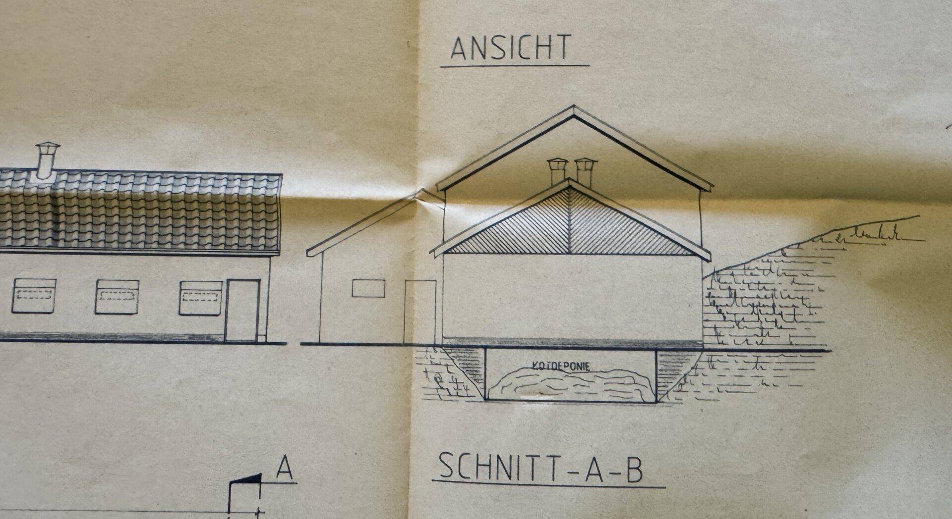 Schnittzeichnung eines Gebäudes mit Dachkonstruktion und Kellerbereich, detailliert dargestellt.