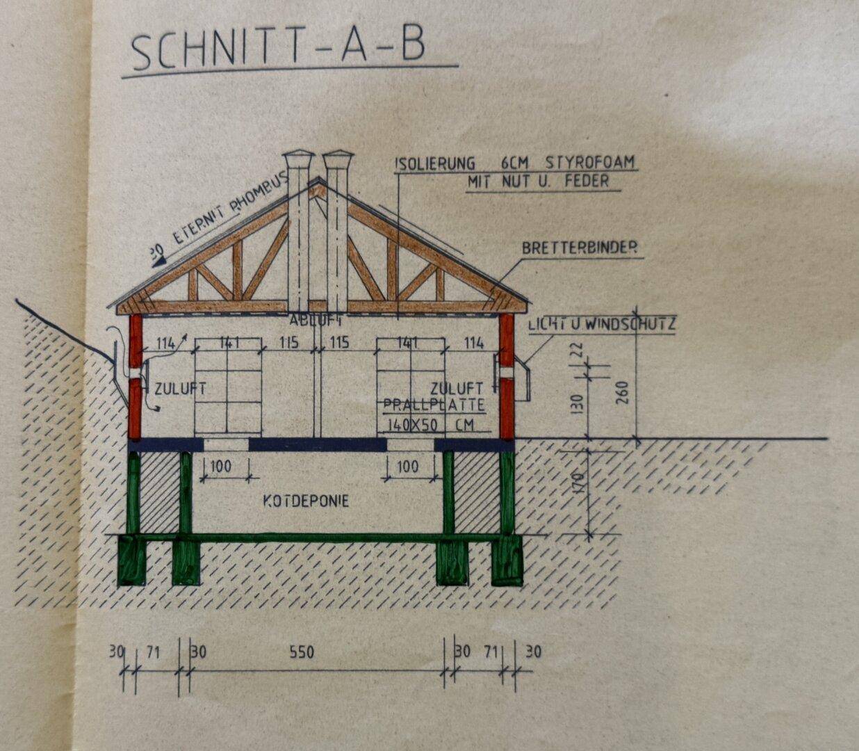 Schnittzeichnung mit Konstruktionsdetails des Daches und der Isolierung, inklusive Bemaßungen.