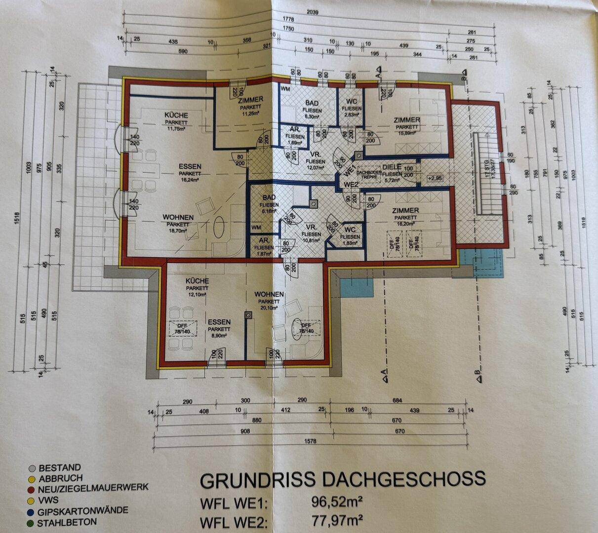 Detaillierter Grundriss des Dachgeschosses mit Wohn-, Ess- und Schlafbereichen, inklusive Flächenangaben.