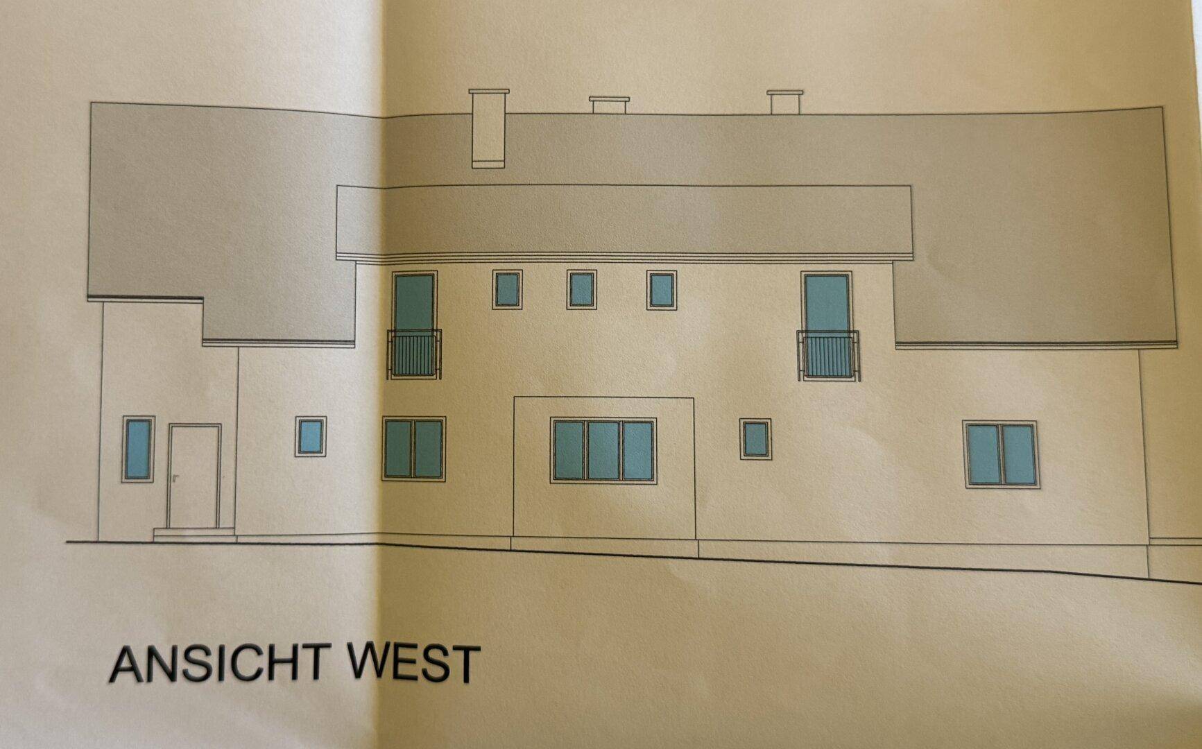 Westansicht eines Wohngebäudes mit Balkonen und Fenstern, zeigt die Fassadengestaltung.