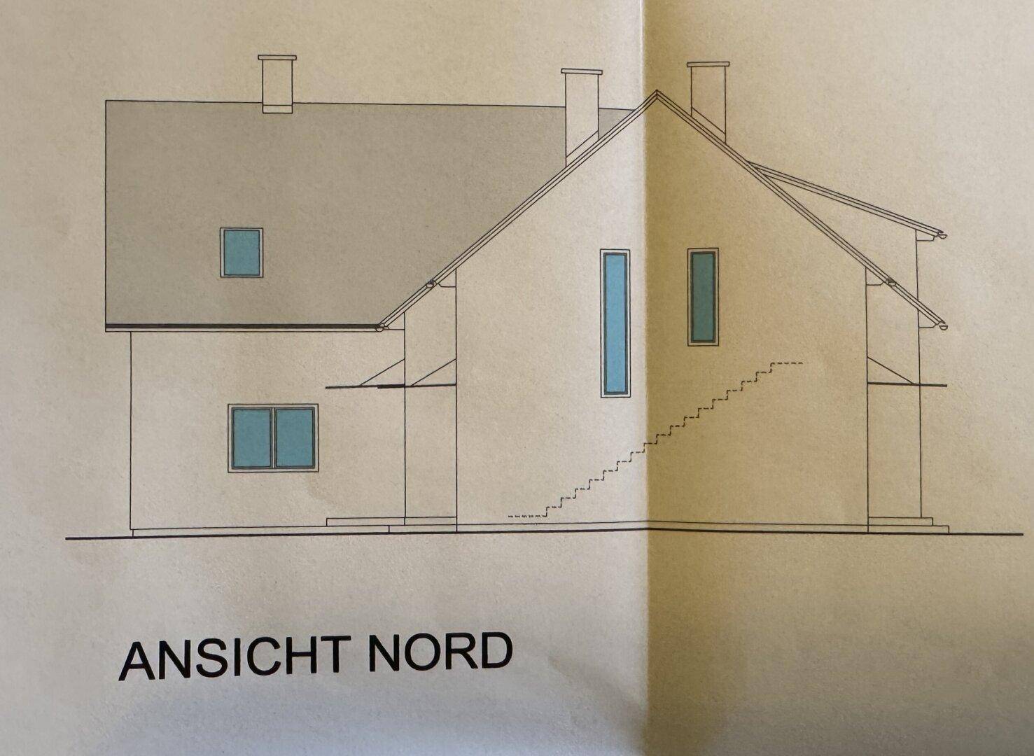 Nordansicht eines Wohngebäudes mit Giebeldach und Fenstern, zeigt die Seitenfassade.