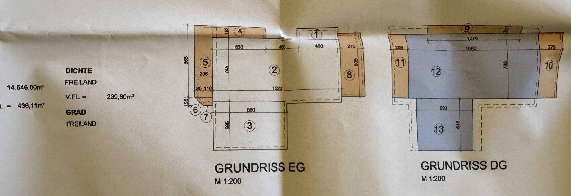 Zwei Grundrisse des Erdgeschosses und Dachgeschosses mit Bemaßungen und Flächenangaben.