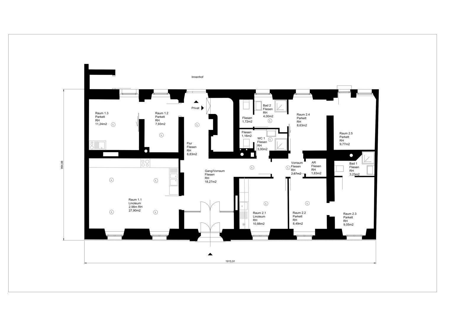 Grundriss einer Wohnung mit mehreren Räumen und unterschiedlichen Bodenbelägen, inklusive Balkon.