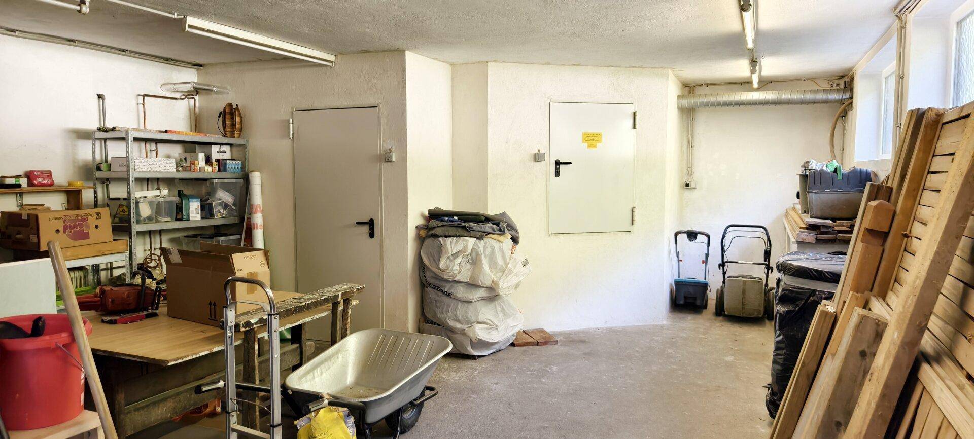 Großer Abstellraum im Keller mit Regalen, Werkzeugen und viel Stauraum für Haushaltsgegenstände.