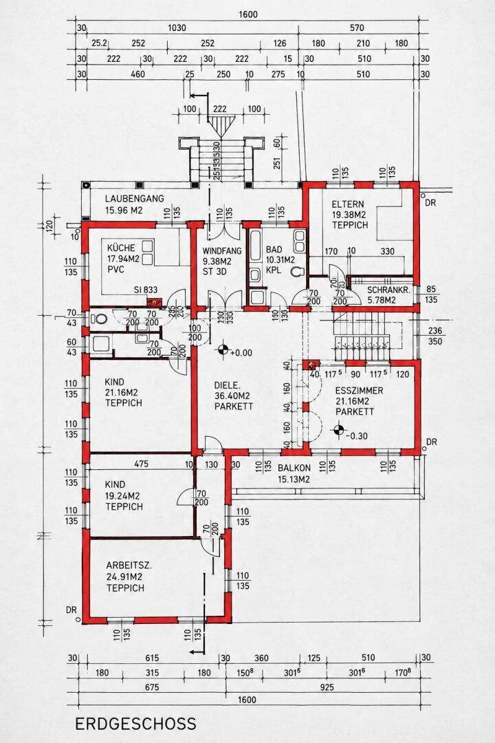 Grundriss des Erdgeschosses mit Küche, Wohnzimmer, Schlafzimmern und Balkon.