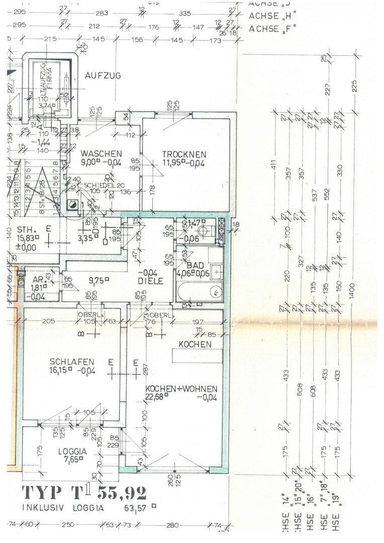 Grundrissplan einer Wohnung mit Schlafzimmer, offenem Wohnbereich, Bad und Loggia, inklusive Aufzug.