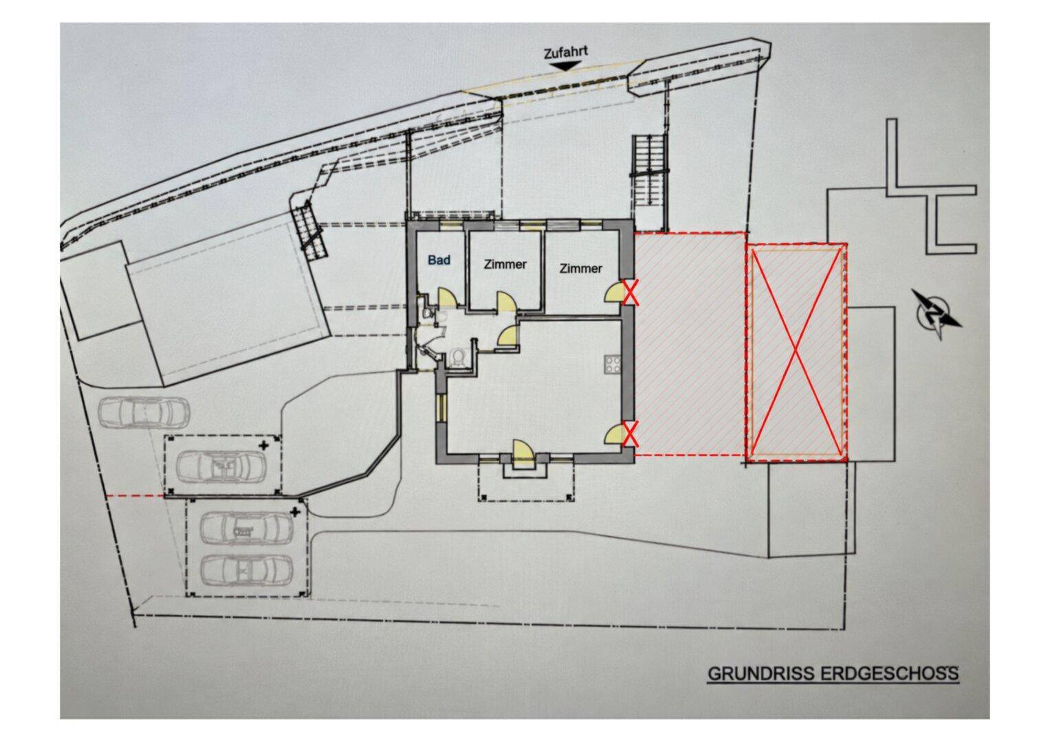 Grundriss des Erdgeschosses mit Zimmern, Bad und Parkplätzen, inklusive Zufahrt.