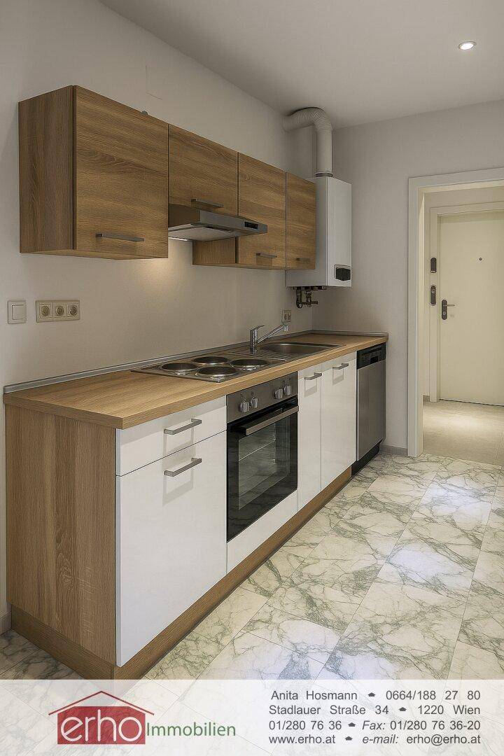 Funktionale Küche mit Holz- und weißen Fronten, ausgestattet mit Backofen und Spülmaschine.