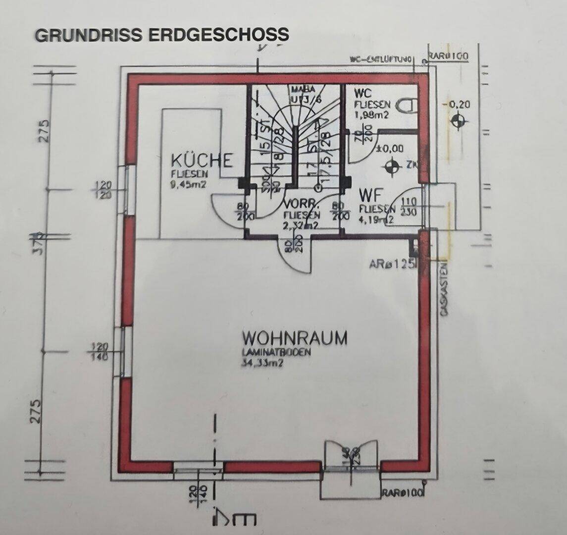 Grundriss des Erdgeschosses mit Wohnraum, Küche, Vorraum und WC.