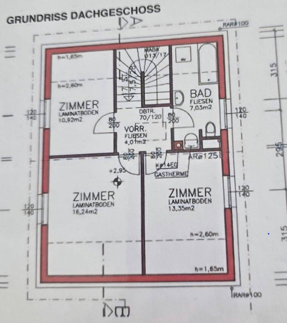 Grundriss des Dachgeschosses mit drei Zimmern, Bad und Vorraum.