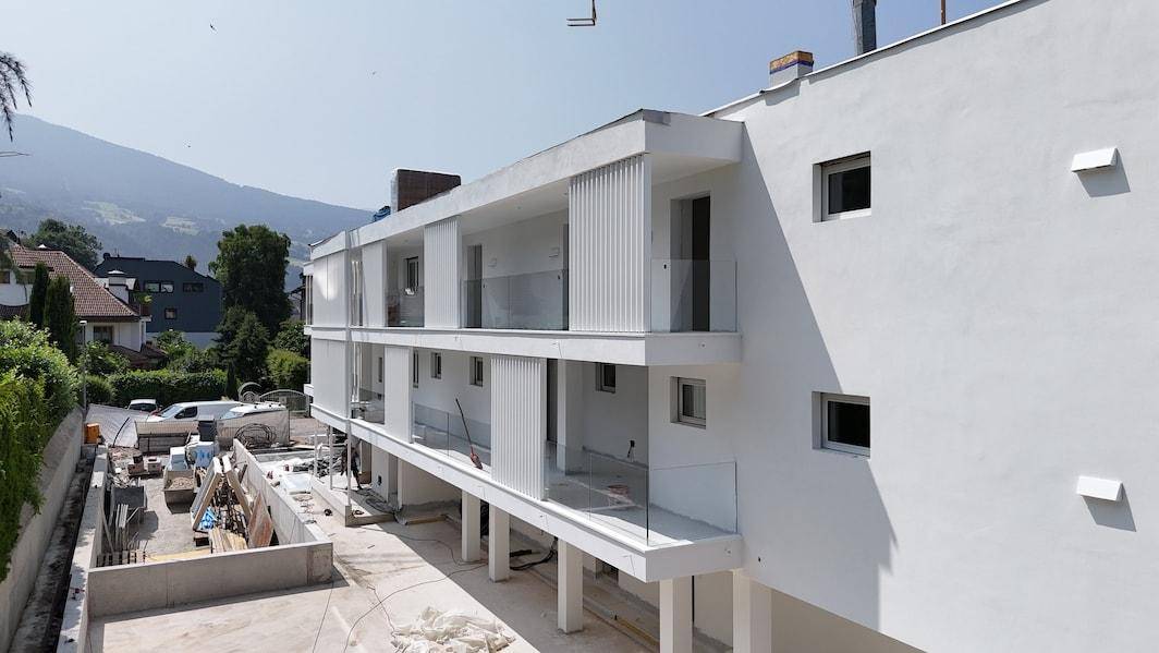 Brixen-Neubau-Luxus-Penthous-Immobilien-Plose-Wohnung-Garten-Wandern-Berge-Stadt-Bischofsstadt-White-Residence-Bressanone-Nuova Costruzione-Attico-di-lusso-Immobili-Plose-Appartamento-Giardino-Escursioni-Montagna-Città-Città Vescovile-Residenza Bianca