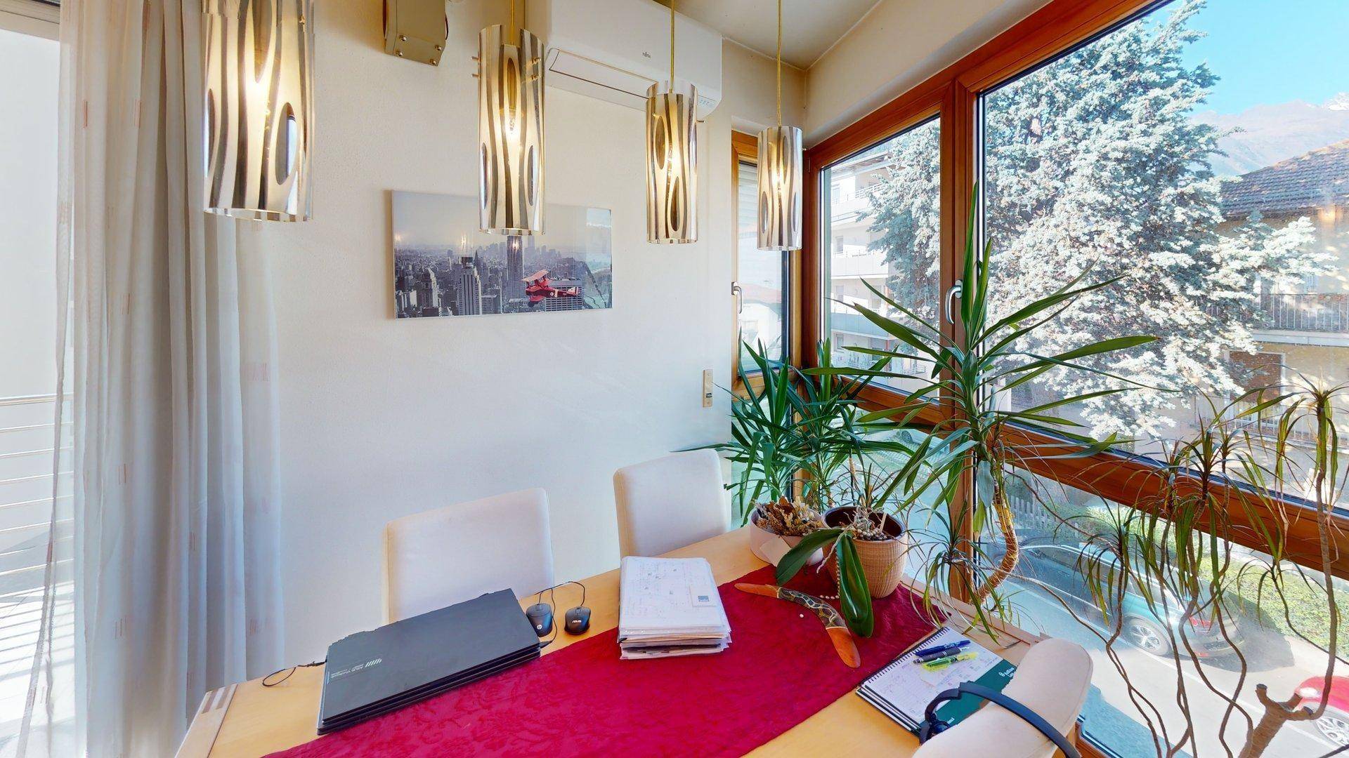 Meran-Merano-Wohnung-zu-verkaufen-vendesi-appartamento-kaufen-acquistare-Untermais-Maia-Bassa-Petrarca-Balkon-balcone-Stellplatz-posto-macchina-Seeber-Immobilien-nacktes-Eigentum-Investition-Geldanlage-nuda-proprietà-investimento-Wohnzimmer-angolo-cottura-soggiorno-Kochecke-Fenster-finestra-Bad-bagno-Schlafzimmer-camera-ripostiglio-Abstellkammer-Süd-West-sud-ovest-Kamin-Klima-aria-condizionata