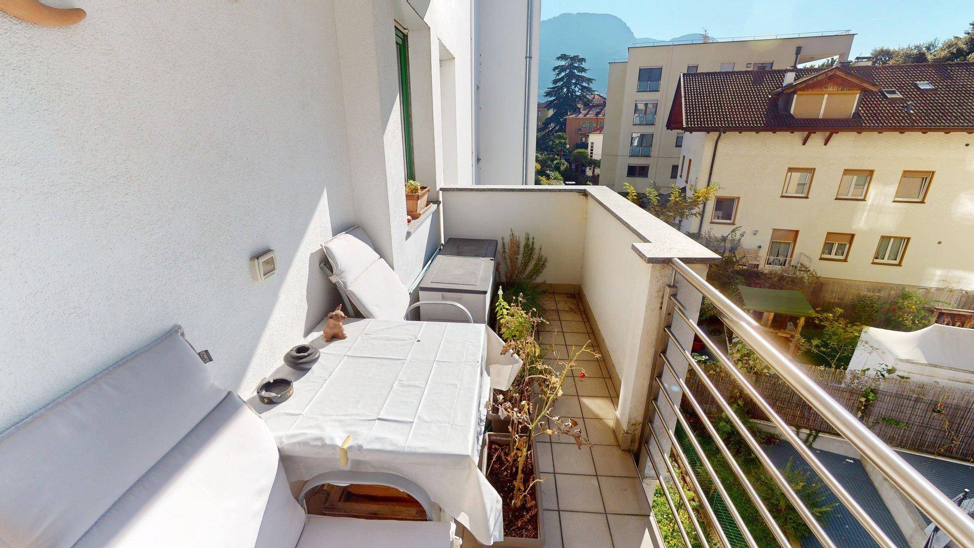 Meran-Merano-Wohnung-zu-verkaufen-vendesi-appartamento-kaufen-acquistare-Untermais-Maia-Bassa-Petrarca-Balkon-balcone-Stellplatz-posto-macchina-Seeber-Immobilien-nacktes-Eigentum-Investition-Geldanlage-nuda-proprietà-investimento-Wohnzimmer-angolo-cottura-soggiorno-Kochecke-Fenster-finestra-Bad-bagno-Schlafzimmer-camera-ripostiglio-Abstellkammer-Süd-West-sud-ovest-Kamin-Klima-aria-condizionata