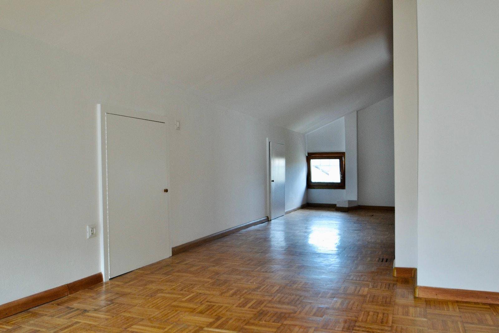 Einfamilienhaus in Latsch – zentrumsnahes Traumhaus mit großer Garage und viel Platz zu verkaufen  Casa unifamiliare in vendita a Laces – posizione centrale, garage spazioso, tanto spazio e grande opportunità  Detached house for sale in Latsch – central location, large garage, lots of space and a unique real estate opportunity.