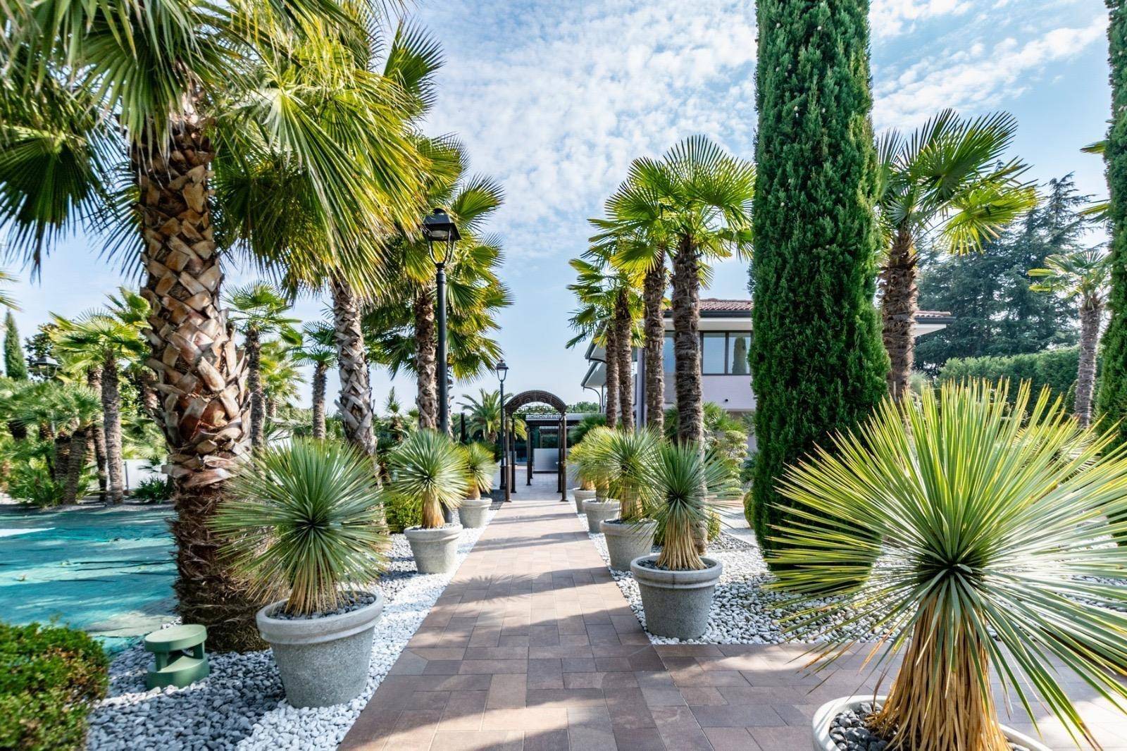 Luxusvilla-am-gardasee-kaufe_villa-am-gardasee-kaufen-haus-am-gardasee-kaufen_exklusive-Villa-am-gardasee_luxus-villa_luxusvilla-am-gardasee_villa-mit-panorama_villa-in-desenzano_comprare-villa-lago-di-garda_vendere-villa-lago-del-garda_Villa-di-lusso_Lago-di-Garda-Villa-esclusiva-con-piscina_Villa-con-vista-sul-lago-Immobile-di-lusso_Lago-di-Garda_Villa-panoramica_Proprietà-sul-Lago-di-Garda_Villa-Desenzano
