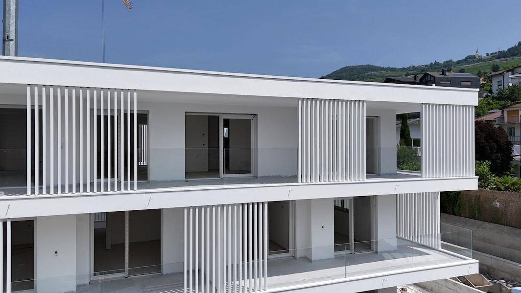 Brixen-Neubau-Luxus-Penthous-Immobilien-Plose-Wohnung-Garten-Wandern-Berge-Stadt-Bischofsstadt-White-Residence-Bressanone-Nuova Costruzione-Attico-di-lusso-Immobili-Plose-Appartamento-Giardino-Escursioni-Montagna-Città-Città Vescovile-Residenza Bianca