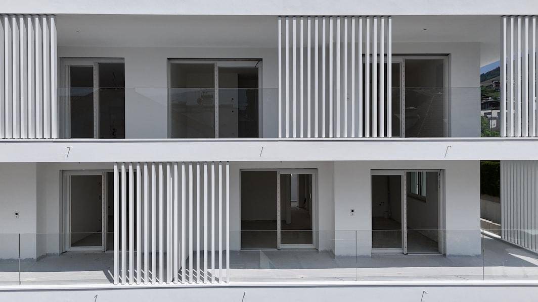 Brixen-Neubau-Luxus-Penthous-Immobilien-Plose-Wohnung-Garten-Wandern-Berge-Stadt-Bischofsstadt-White-Residence-Bressanone-Nuova Costruzione-Attico-di-lusso-Immobili-Plose-Appartamento-Giardino-Escursioni-Montagna-Città-Città Vescovile-Residenza Bianca