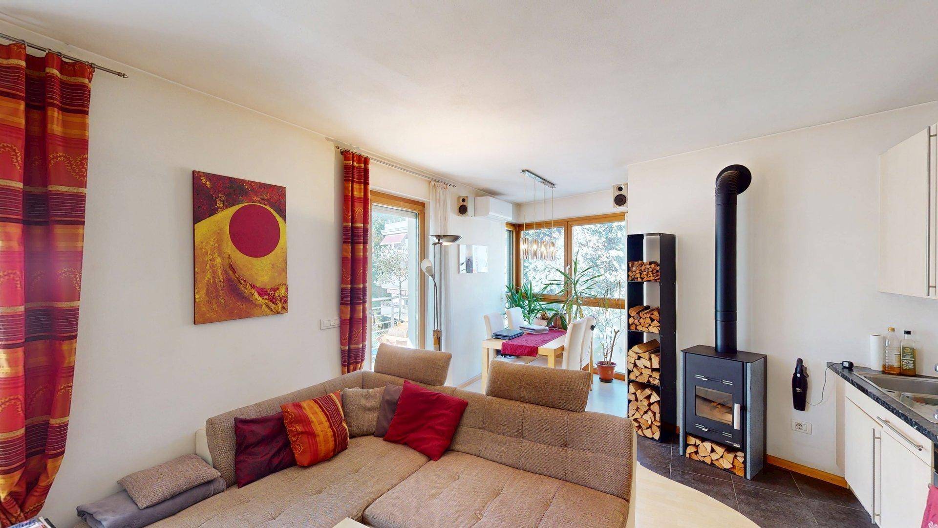 Meran-Merano-Wohnung-zu-verkaufen-vendesi-appartamento-kaufen-acquistare-Untermais-Maia-Bassa-Petrarca-Balkon-balcone-Stellplatz-posto-macchina-Seeber-Immobilien-nacktes-Eigentum-Investition-Geldanlage-nuda-proprietà-investimento-Wohnzimmer-angolo-cottura-soggiorno-Kochecke-Fenster-finestra-Bad-bagno-Schlafzimmer-camera-ripostiglio-Abstellkammer-Süd-West-sud-ovest-Kamin-Klima-aria-condizionata