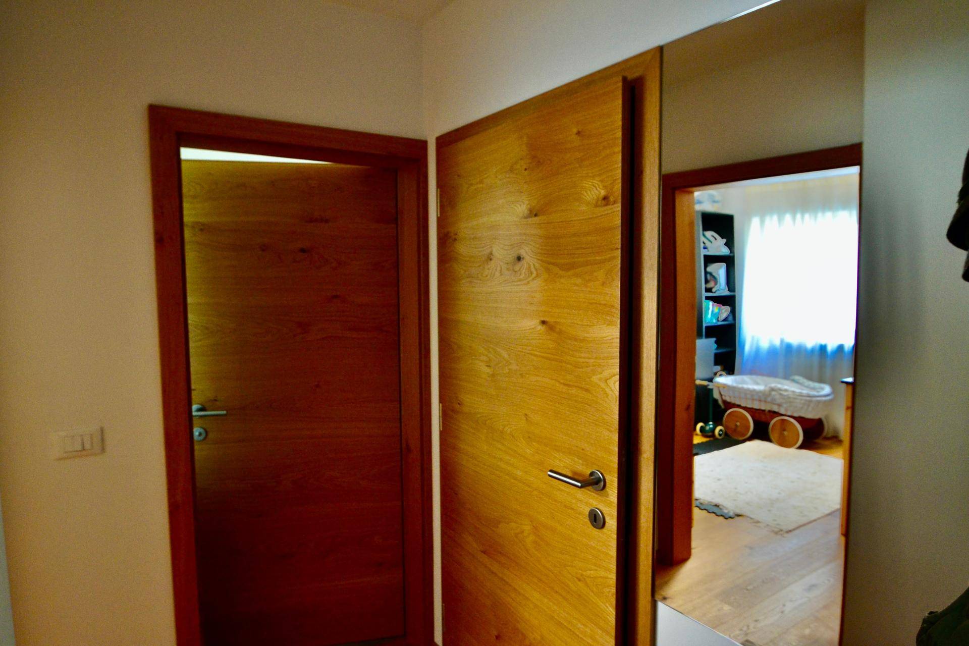 Top-saniertes 3-Zimmer-Wohnjuwel im Burggrafenamt – Ruhe, Bergblick & Qualität vereint! / Trilocale ristrutturato nel cuore del Burgraviato: tranquillità, vista montagne e comfort / Renovated 3-room apartment in Burggrafenamt – peace, mountain views & lifestyle.