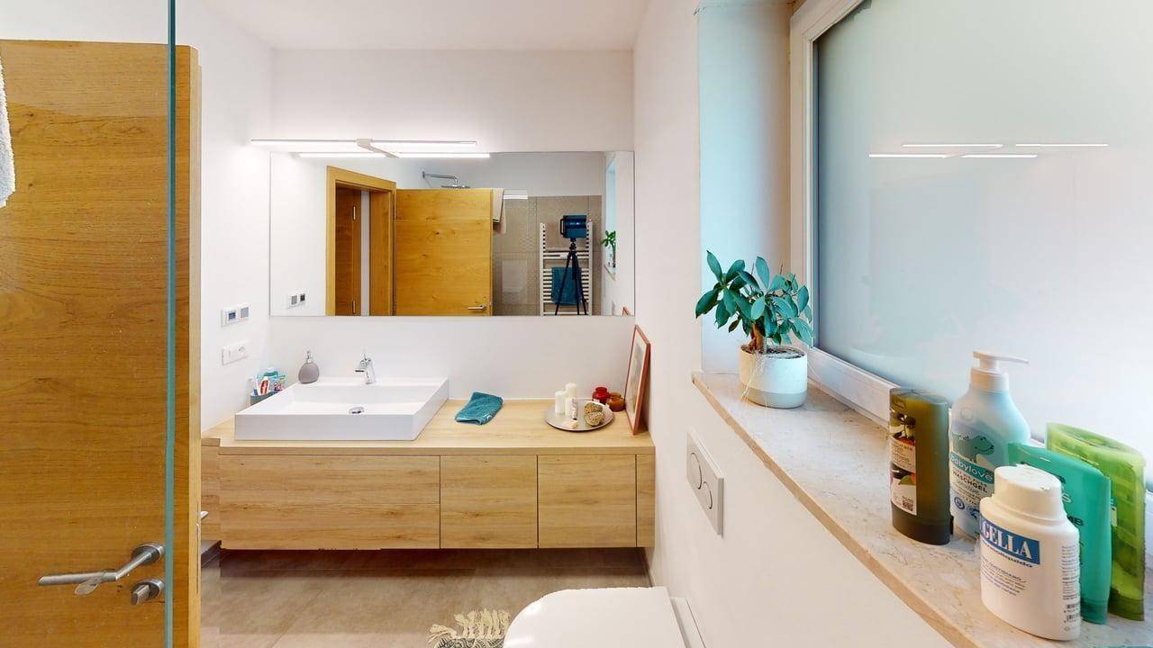 Top-saniertes 3-Zimmer-Wohnjuwel im Burggrafenamt – Ruhe, Bergblick & Qualität vereint! / Trilocale ristrutturato nel cuore del Burgraviato: tranquillità, vista montagne e comfort / Renovated 3-room apartment in Burggrafenamt – peace, mountain views & lifestyle.