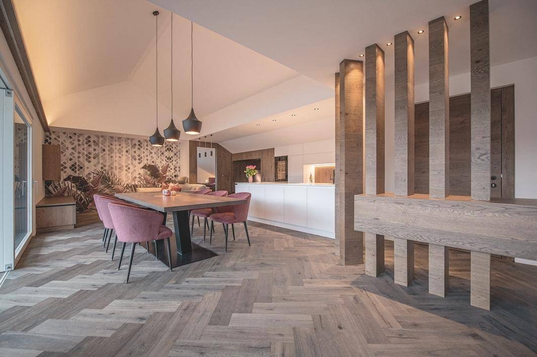 Schabs-Romana-Neubau-Luxus-Penthouse-Frei-Berge-Konventioniert-Landschaft-Garage-Neubau-Aufzug-Treppe-Terrasse-Immobilie-Schabs-Hochplateau