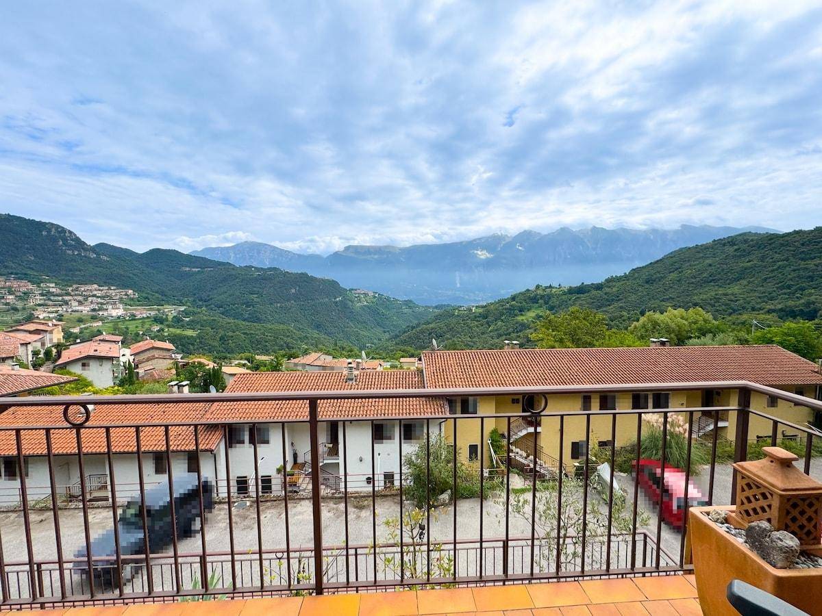 Balkon mit schmiedeeisernem Geländer bietet einen Panoramablick über das Tal und die Dächer der Häuser.
