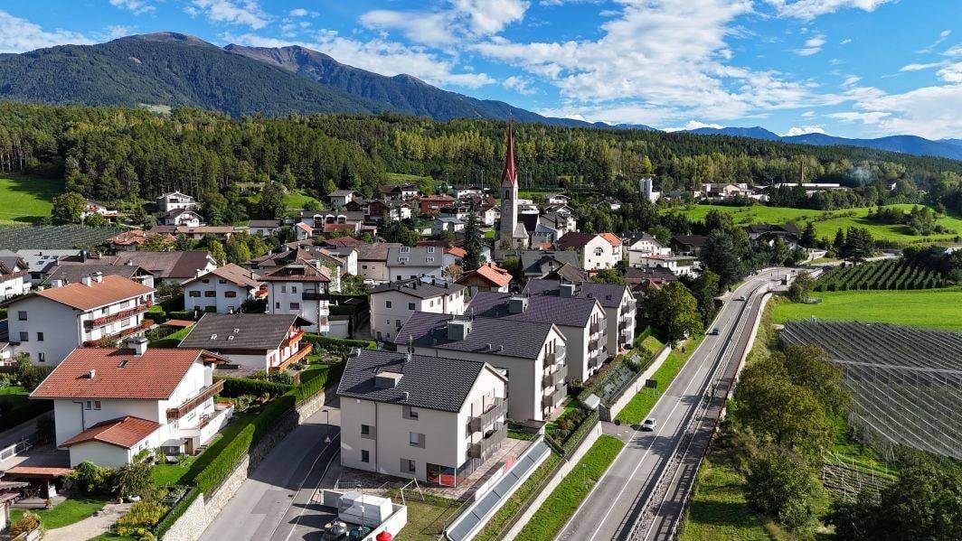 Schabs-Romana-Neubau-Luxus-Penthouse-Frei-Berge-Konventioniert-Landschaft-Garage-Neubau-Aufzug-Treppe-Terrasse-Immobilie-Schabs-Hochplateau