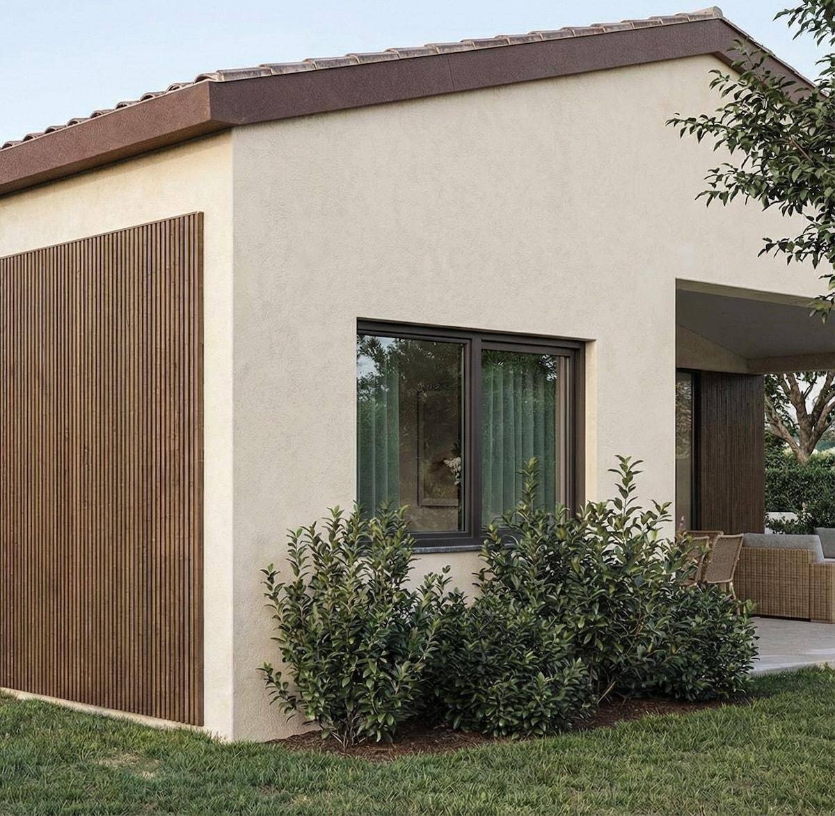 Seitenansicht der modernen Villa mit Holzverkleidung und gepflegten Sträuchern im Garten.