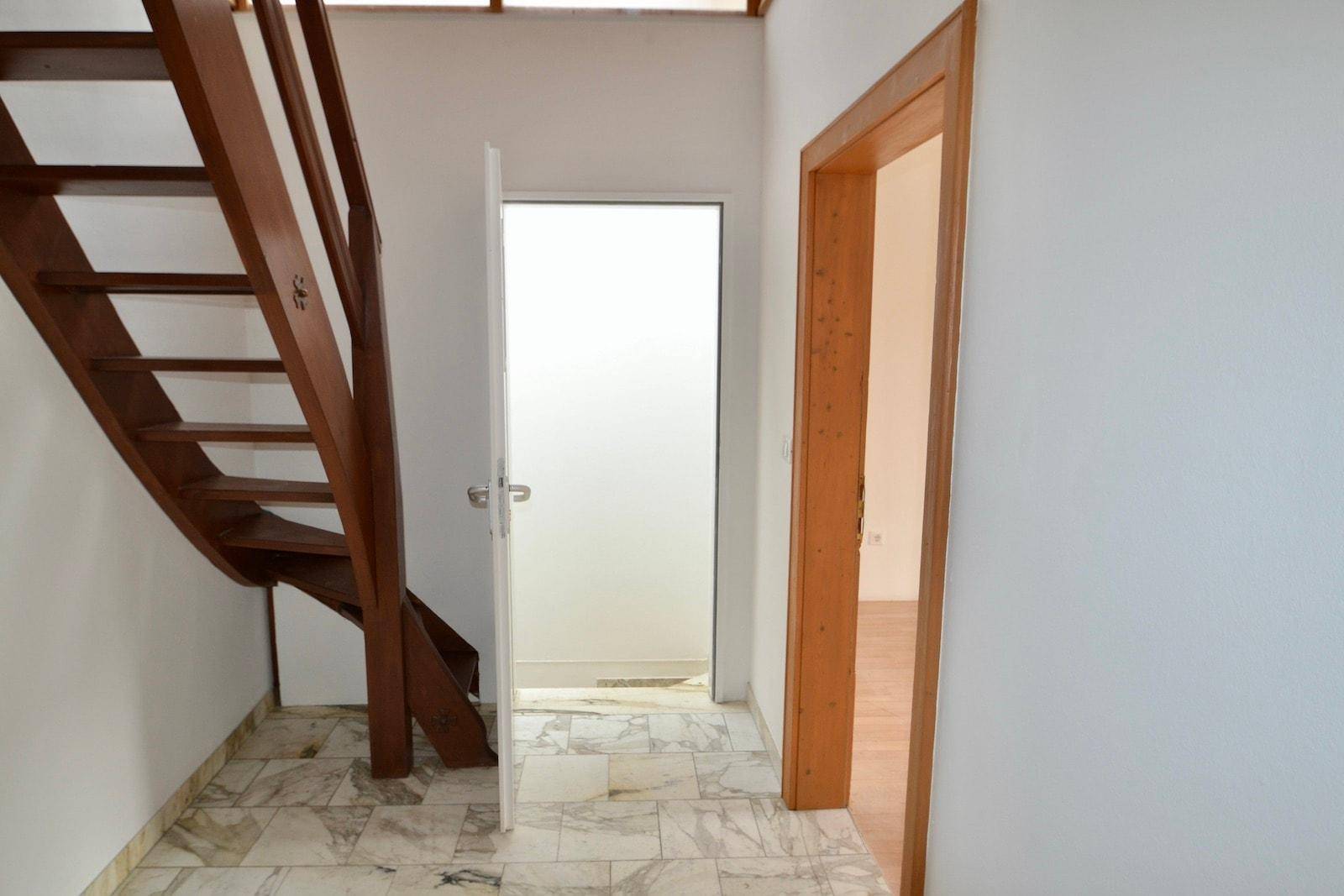 Einfamilienhaus in Latsch – zentrumsnahes Traumhaus mit großer Garage und viel Platz zu verkaufen  Casa unifamiliare in vendita a Laces – posizione centrale, garage spazioso, tanto spazio e grande opportunità  Detached house for sale in Latsch – central location, large garage, lots of space and a unique real estate opportunity.
