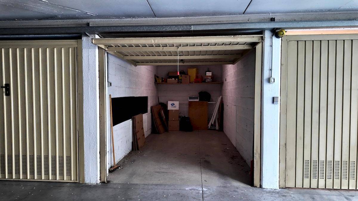 Tiefgarage mit mehreren Stellplätzen und Lagerfläche im hinteren Bereich.