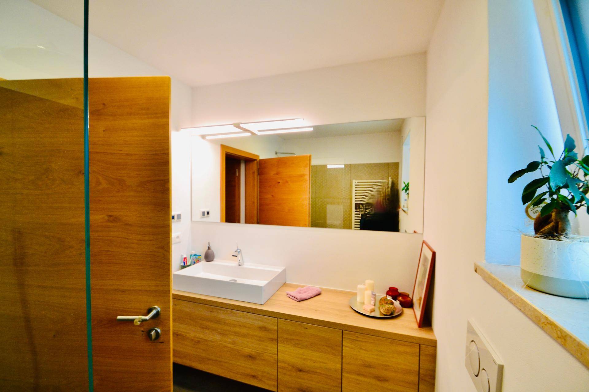 Top-saniertes 3-Zimmer-Wohnjuwel im Burggrafenamt – Ruhe, Bergblick & Qualität vereint! / Trilocale ristrutturato nel cuore del Burgraviato: tranquillità, vista montagne e comfort / Renovated 3-room apartment in Burggrafenamt – peace, mountain views & lifestyle.